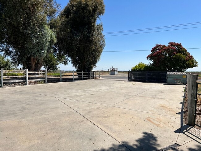 Building Photo - Stunning Country property in Oakdale!