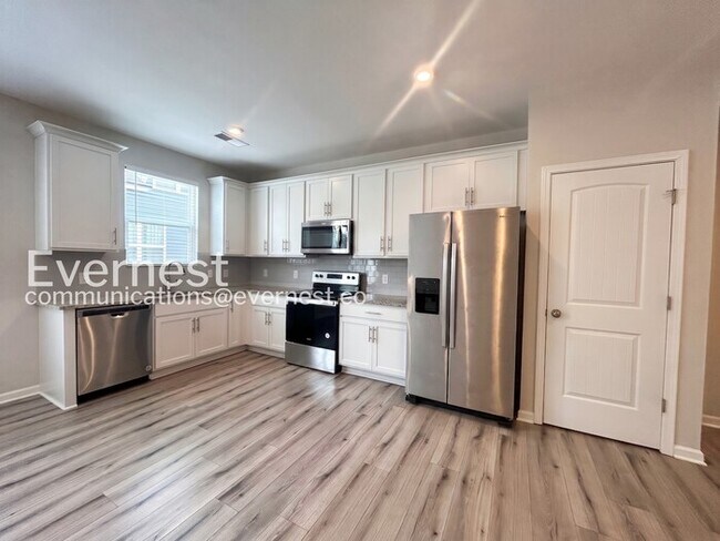 Foto del edificio - Limited Time Special Offer / 3 Bed/3 Bath Townhome with Attached Garage / Pet-Friendly / Vouchers...
