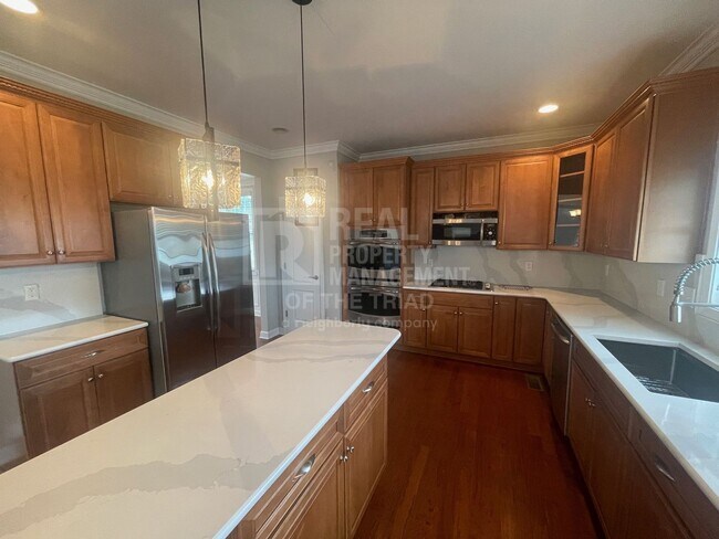 Building Photo - Amazing 5 Bedroom, 3 Bath Two Story Single...