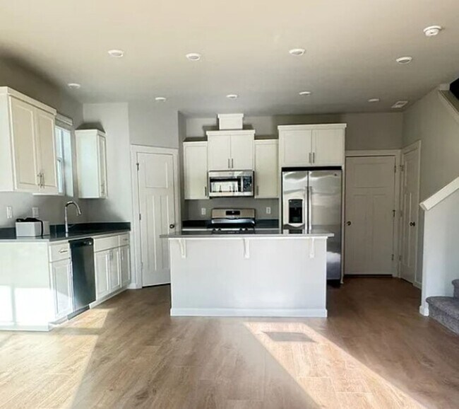 Foto del edificio - *NEW Construction* Stunning 3BD, 2.5 BA* S...
