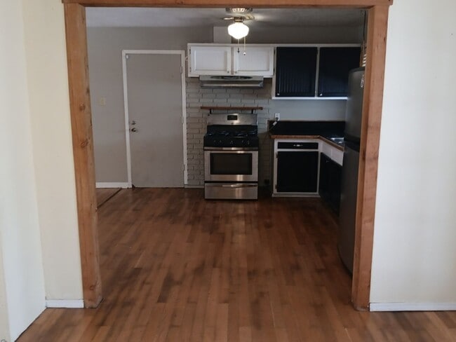 Building Photo - Cozy 3 bedroom 2 bathroom