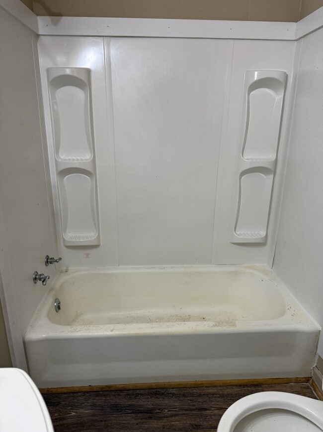 Foto del edificio - 145 Airport Rd