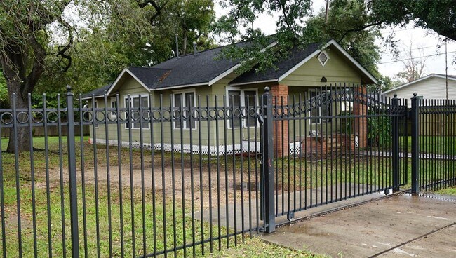 Building Photo - 7831 Kingsley St