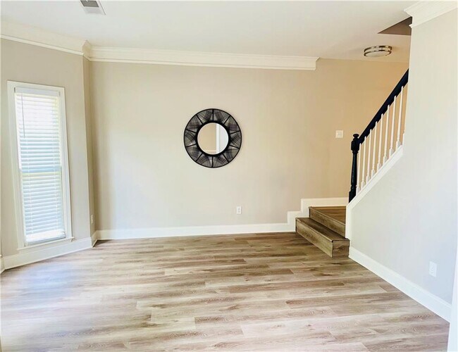Building Photo - 2887 Montview Dr SW