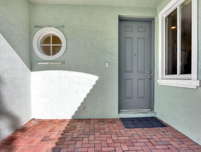 Foto del edificio - 2226 Oakmont Dr