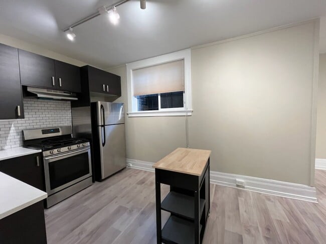 Building Photo - Spacious First Hill condo in the historic ...