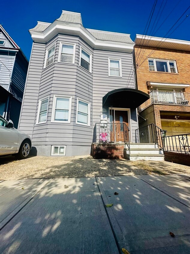 Primary Photo - 2105 Palisade Ave