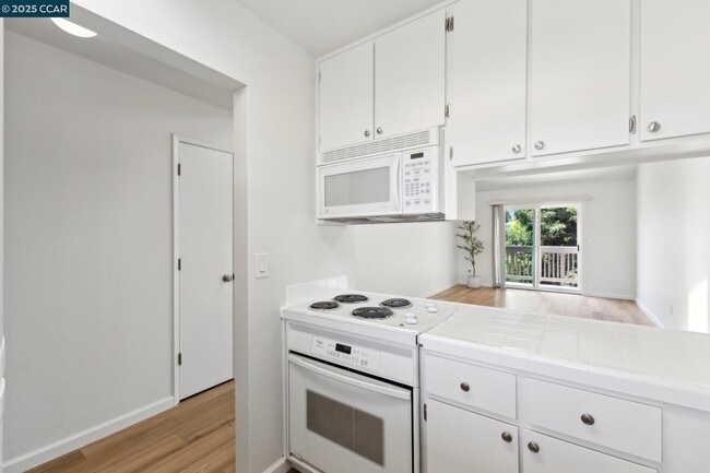 Building Photo - 3847 Vineyard Ave