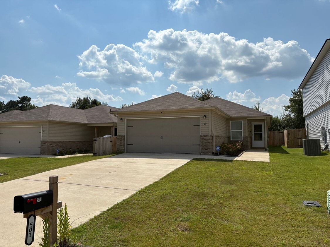 Foto principal - 3 bed, 2 bath available for rent now!