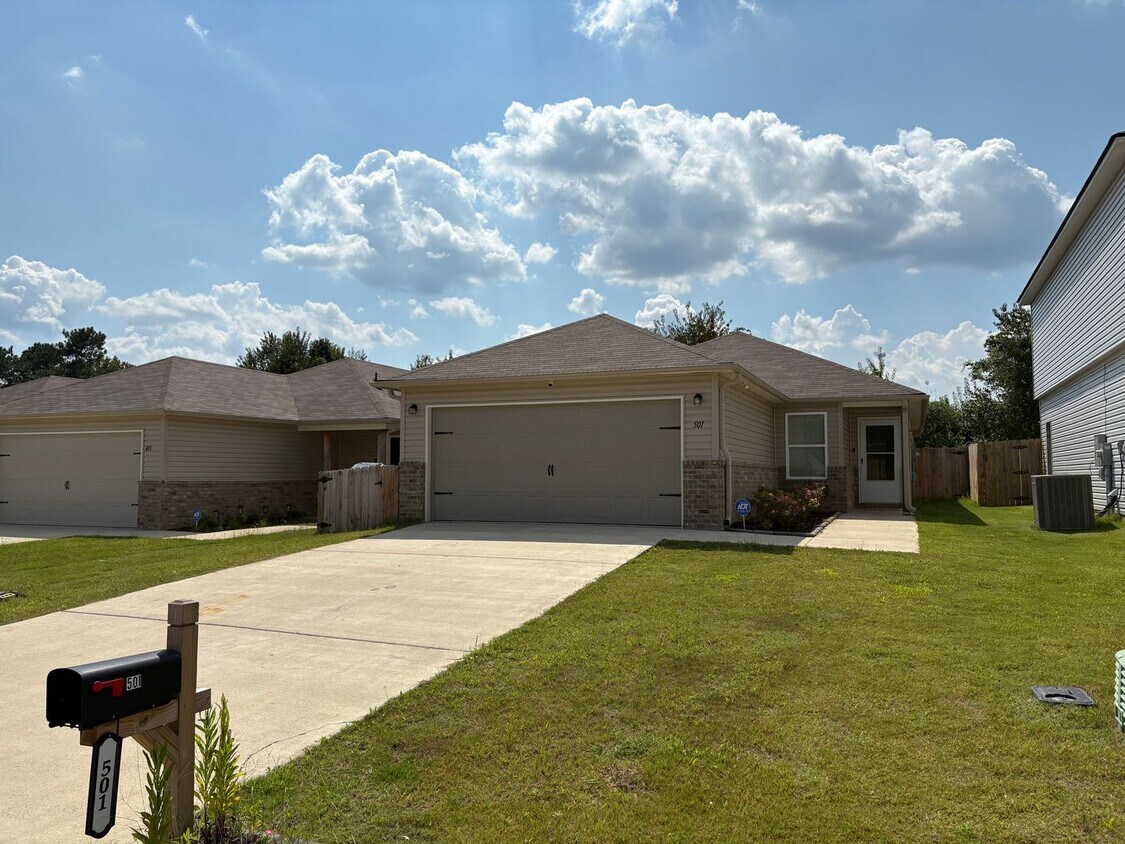Primary Photo - 3 bed, 2 bath available for rent now!