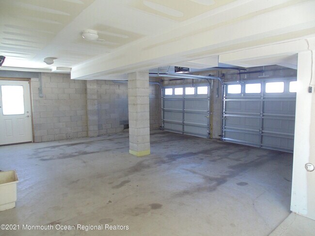 Building Photo - 1555 Little Hill Rd