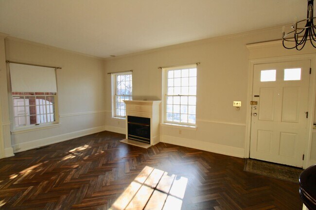Building Photo - Gorgeous Waterfront Home in Shipoke!