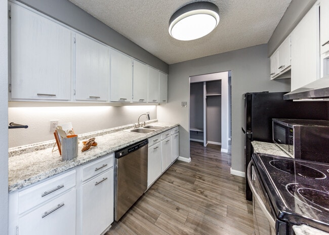 Building Photo - 411 Lakewood Cir