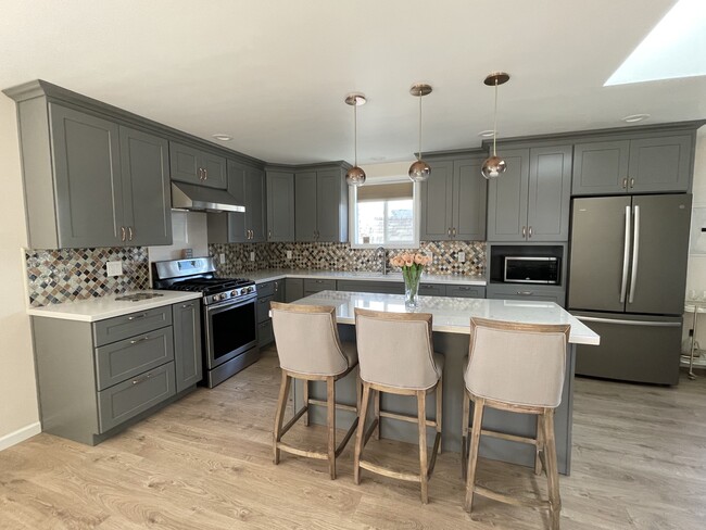 Gorgeous custom kitchen with Copper accents - 846 32nd St