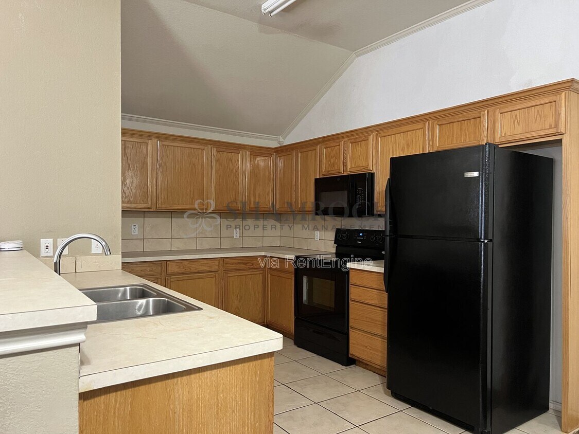 Foto del edificio - 10201 Lilac Ln