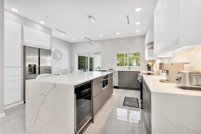 Foto del edificio - 6 br, 4 bath House - 1611 SW 54th Ter