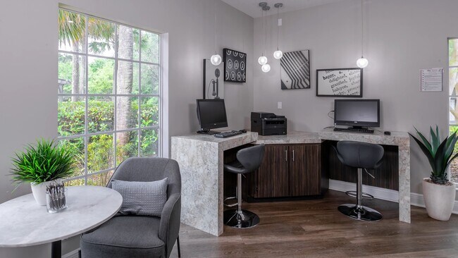 Diseñado para la comodidad y la concentración, nuestro centro de negocios para residentes ofrece computadoras de escritorio, una impresora y un entorno tranquilo y acogedor. - The Enclave at Huntington Woods