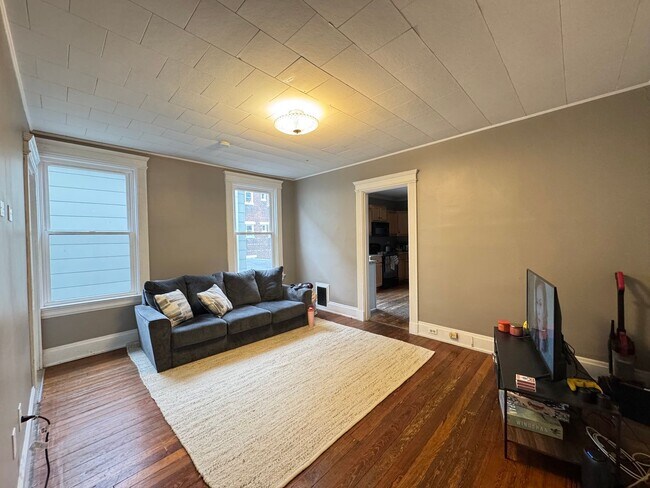 Building Photo - 5 Be/ 2 Bath on Fairview mins. from UC Campus Only $595/pp ($2,975/mo) + Free Wifi!