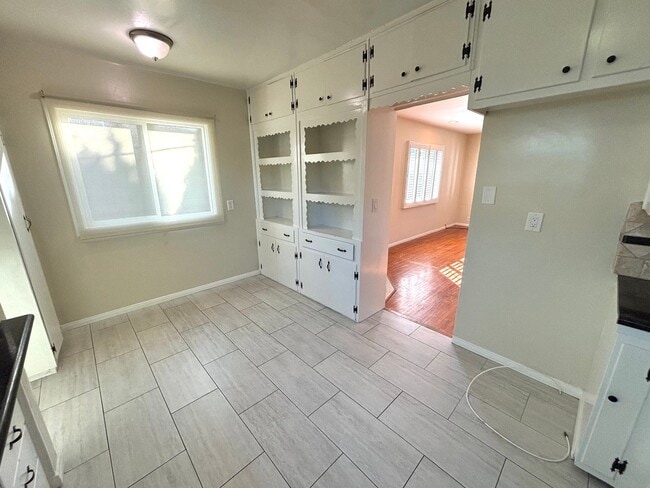 Building Photo - Charming 2 Bedroom 1 Bath home in desirabl...