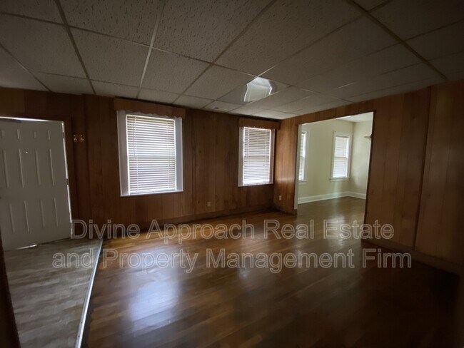 Building Photo - 5001 Farrell Ave