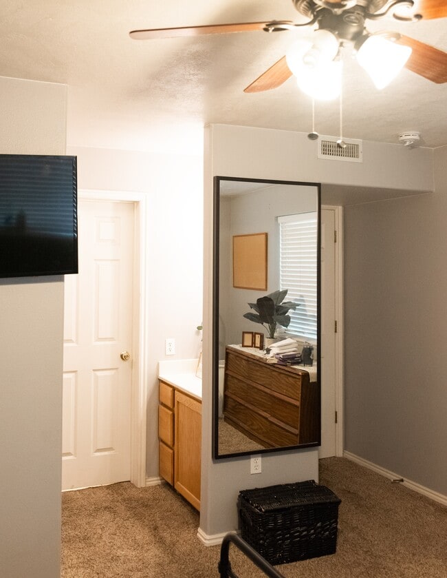 Building Photo - Orem Condo