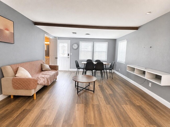 Building Photo - 8702 El Portal Dr