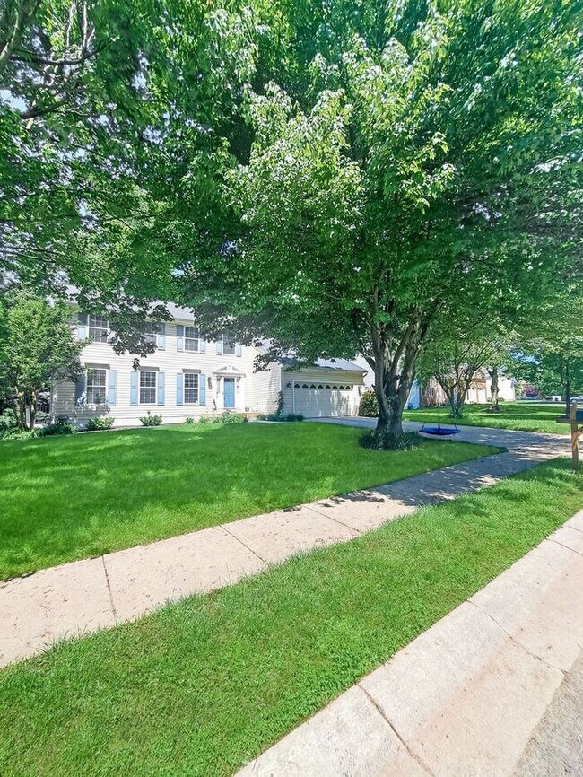 Building Photo - Amazing 3 Level SFH in Waldorf. 4/Bedroom,...