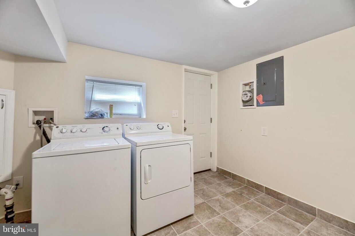 Foto principal - 626 S Macon St