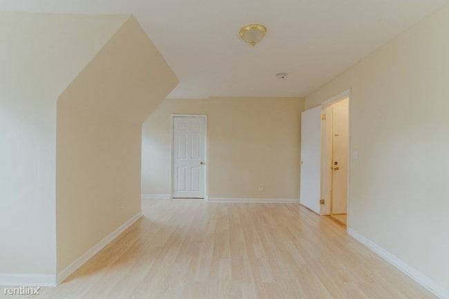 Building Photo - 3 br, 1 bath  - 183 N 11th St