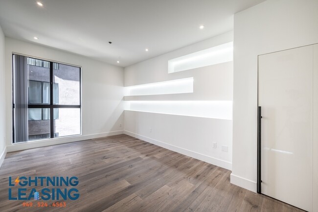 Building Photo - Sleek and Spacious Two-Bedroom with Breath...