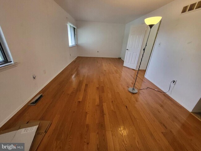 Building Photo - 40 Viburnum Ln