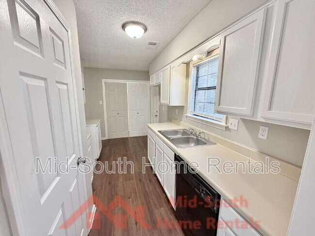 Foto del edificio - 6001 Cedarcrest Ct