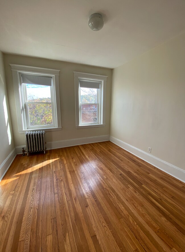 Foto del edificio - 9/1 No Fee! Split style 2BR on Comm Ave, Green Line