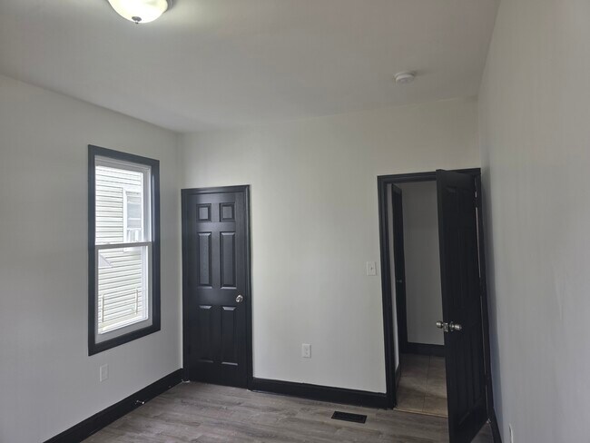 Building Photo - 653 S 20th St