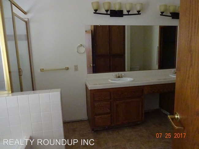 Building Photo - 9245 Laguna Springs Way