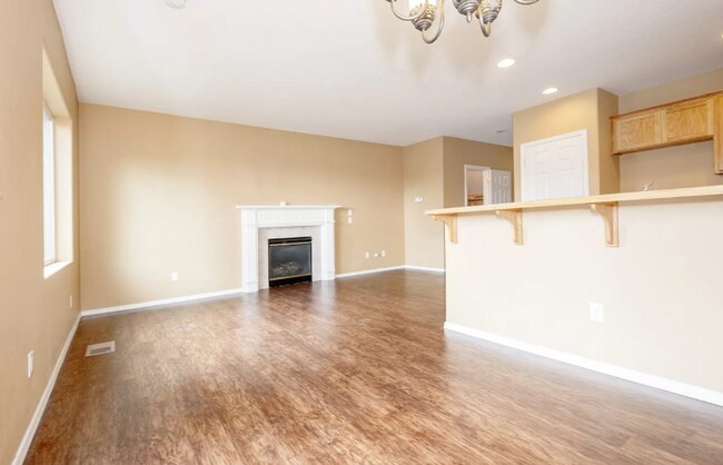 Foto del edificio - Charming 3 BD* 2.5 BA* Townhome Located In...