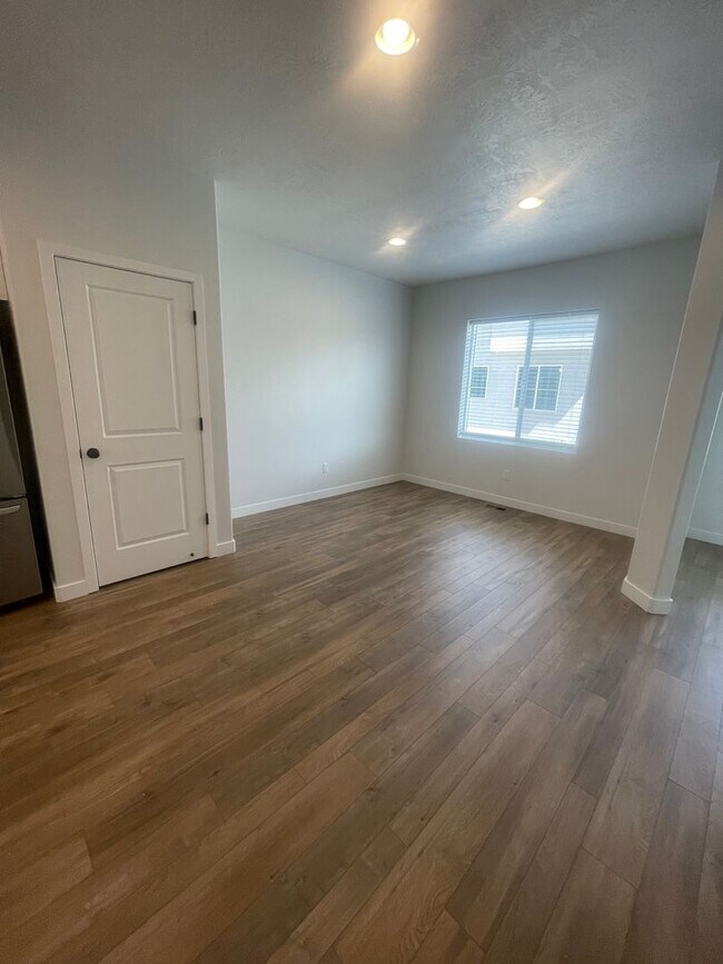 Foto del edificio - Beautiful New Townhome for Rent in Bluffdale!