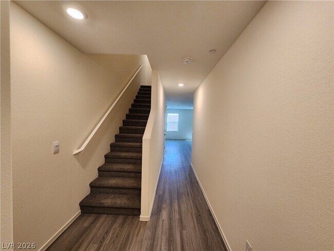 Foto del edificio - 6062 Lily Gdn St