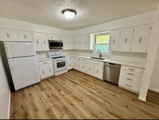 Foto del edificio - 14112 Pine St