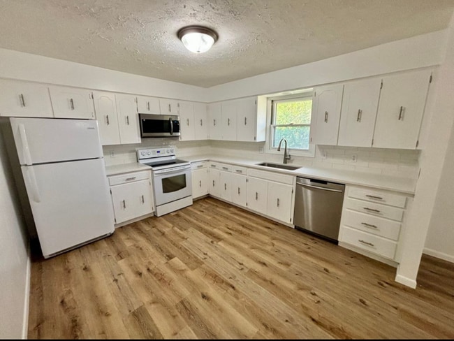 Photo - 14112 Pine St House