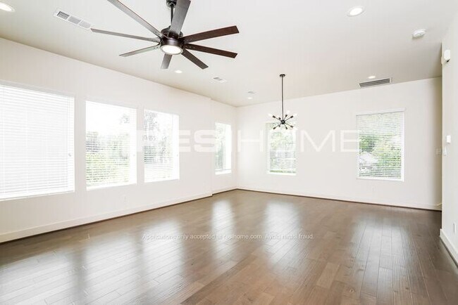 Building Photo - "Welcome Home! Get 1 month FREE RENT when ...