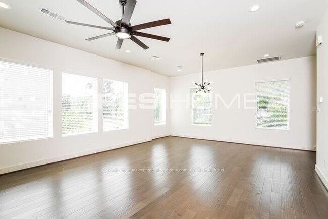 Foto del edificio - "Welcome Home! Get 1 month FREE RENT when ...