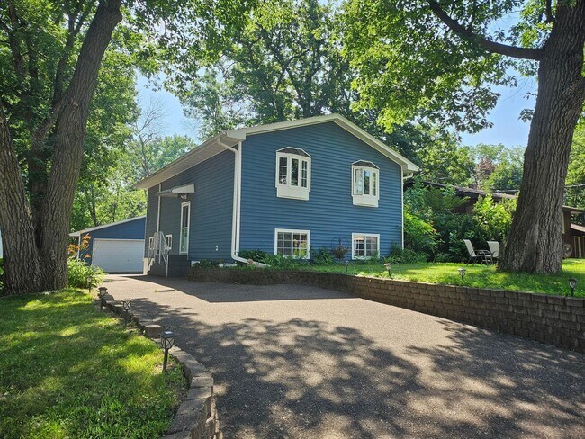 Foto del edificio - Charming 3BR House in White Bear Lake