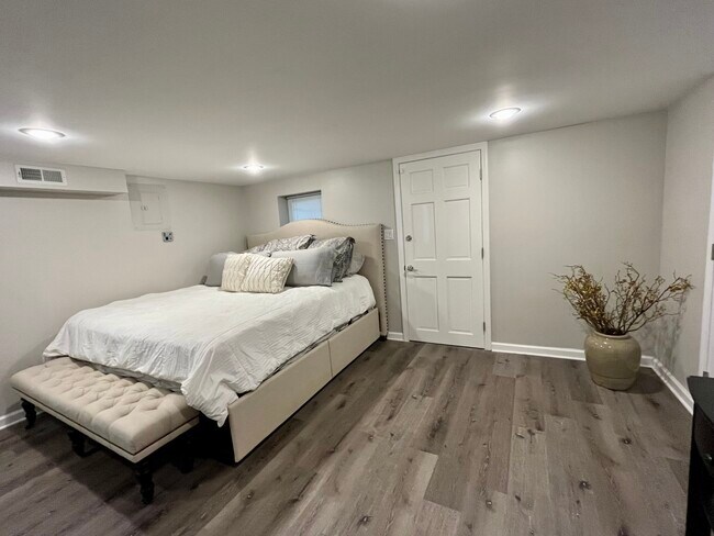 Foto del edificio - 2449 W Fletcher St