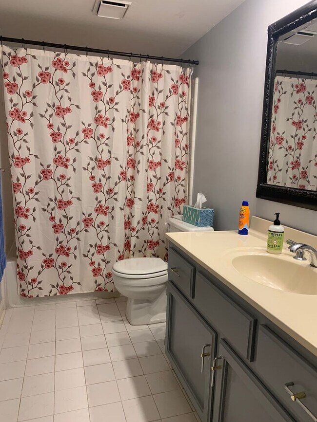 Foto del edificio - Condo available downtown Greenville