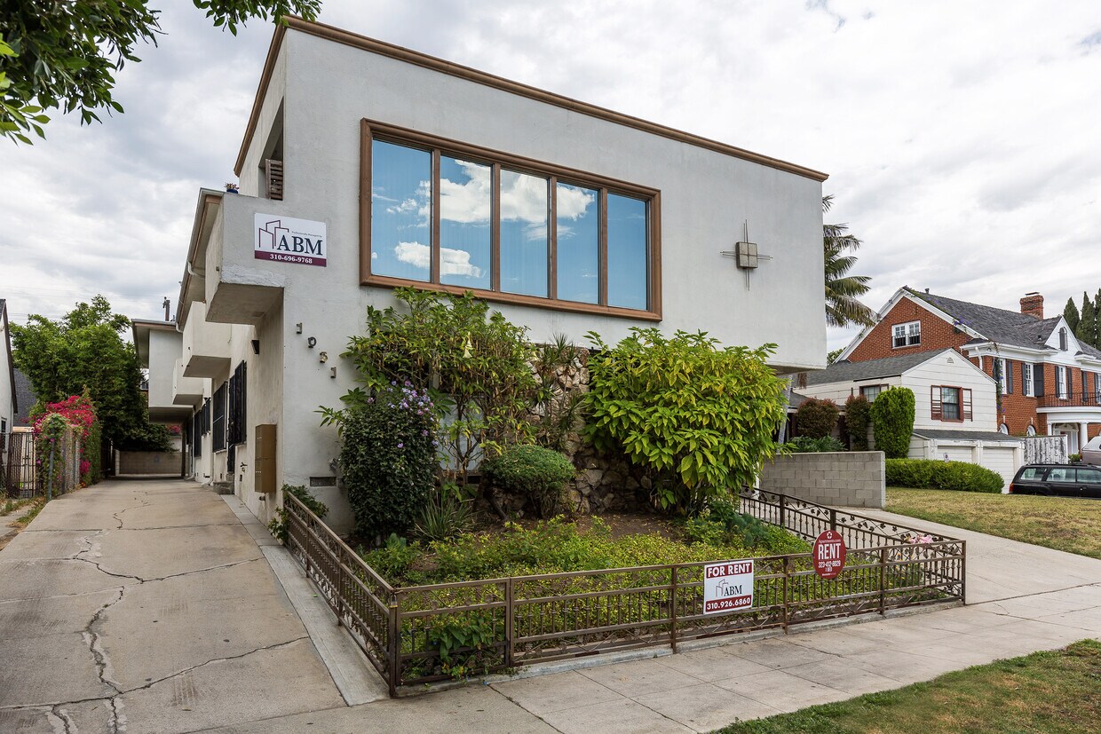 Primary Photo - 1051 S Cochran Ave