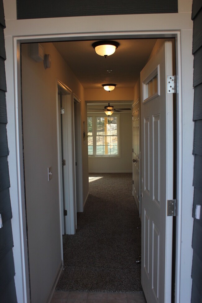 Foto del edificio - One Bedroom Garden Apartment - Top Floor!!