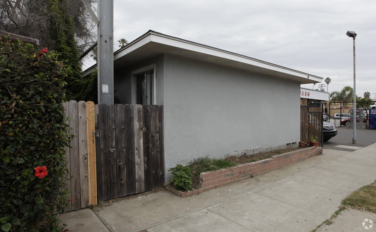 Building Photo - 5014-5020 Voltaire St