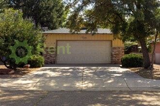 Building Photo - 7112 Ottawa Rd NE