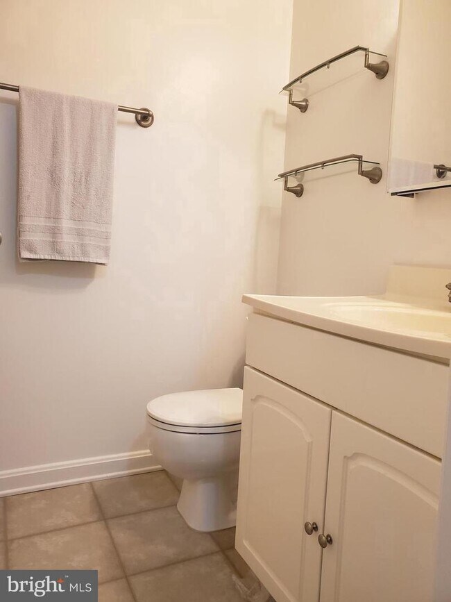 14903 Rydell Rd Unit 204, Centreville, VA 20121 Room for Rent in